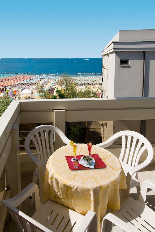Hotel Prestige Cattolica Kamer foto